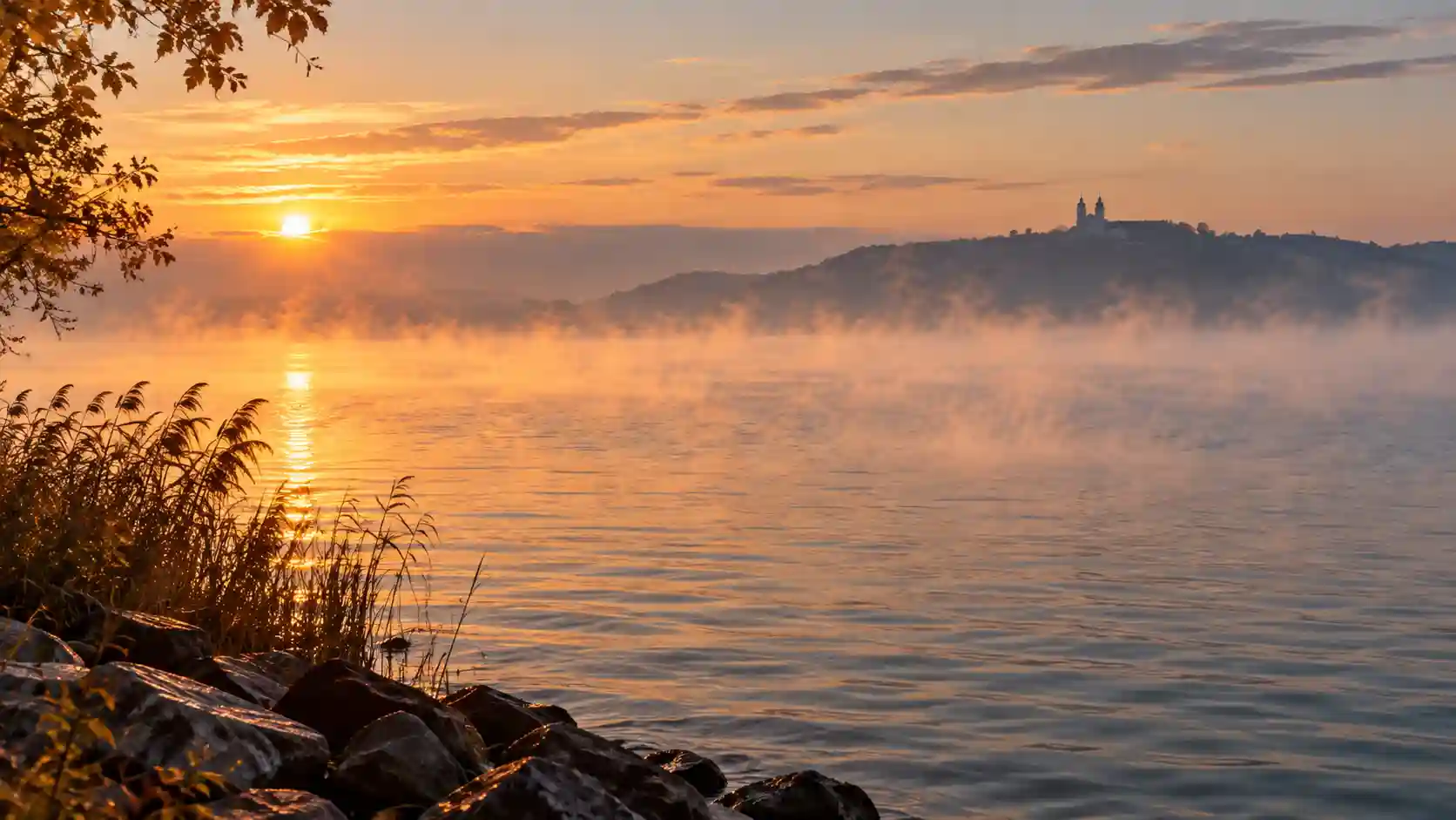 P&aacute;rolg&aacute;si k&ouml;d a Balaton v&iacute;zfelsz&iacute;ne f&ouml;l&ouml;tt egy hűv&ouml;s őszi reggelen